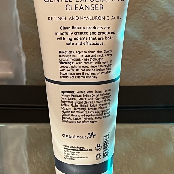 Clean Beauty Gentle Exfoliating Cleanser with Retinol & Hyaluronic Acid NEW - Picture 4 of 8